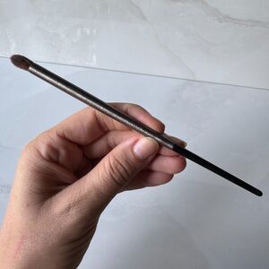 NWOT Urban Decay Tapered Blending Eye Brush - E209 - Excellent condition